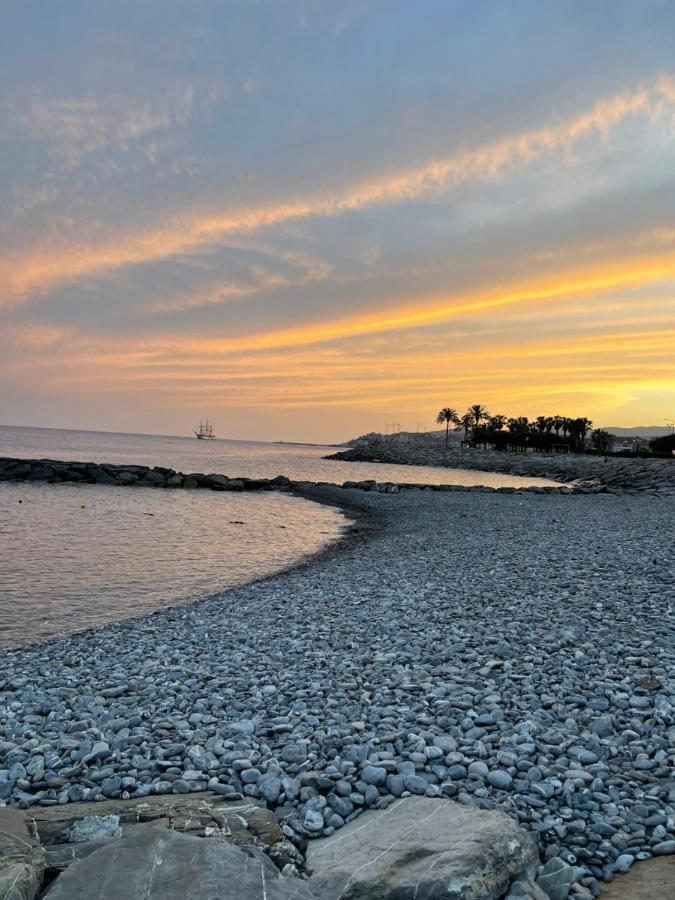 Casa Vacanza A 100 Metri Dal Mare Imperia Exterior foto