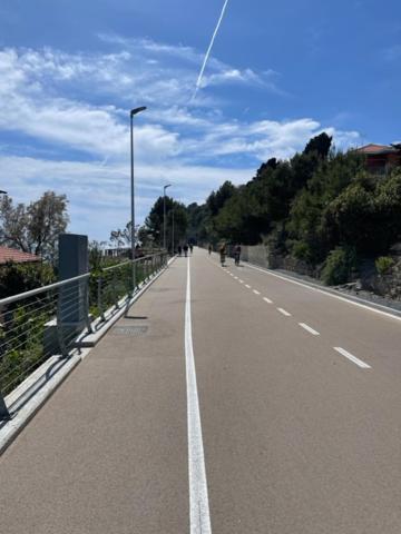Casa Vacanza A 100 Metri Dal Mare Imperia Exterior foto
