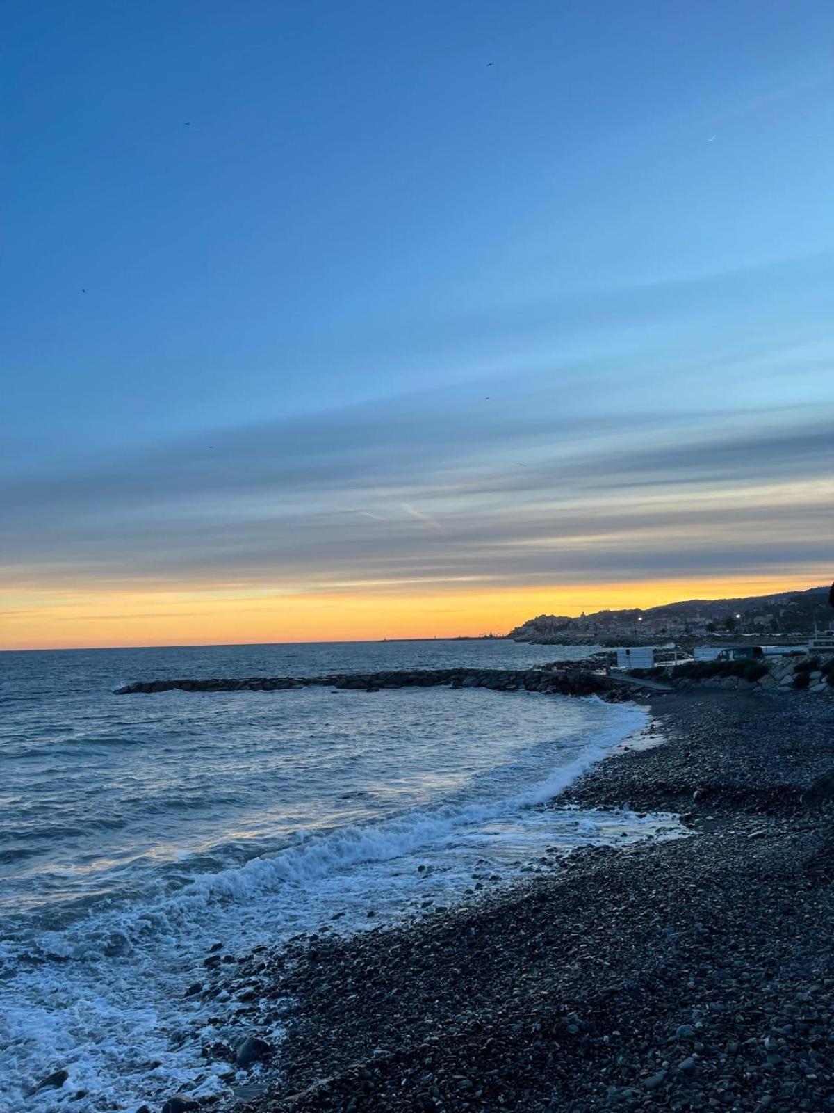 Casa Vacanza A 100 Metri Dal Mare Imperia Exterior foto